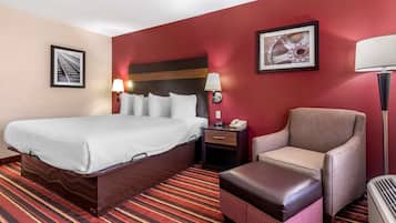 Een bureau, een strijkplank/strijkijzer, gratis wifi, beddengoed