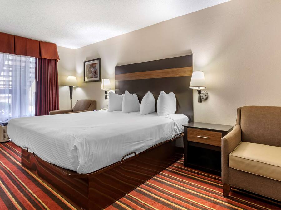 Standard Room, 1 King Bed, Accessible, Non Smoking | Desk, iron/ironing board, free WiFi, bed sheets