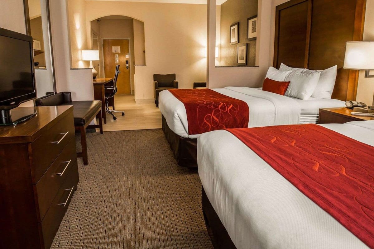 Suite (2 Queen beds and 1 Sofabed) | Una cassaforte in camera, una scrivania, ferro/asse da stiro