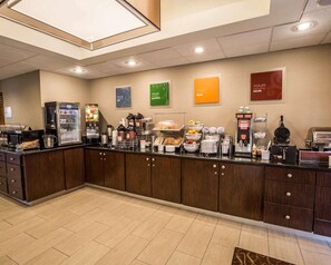Café da manhã com buffet grátis todos os dias