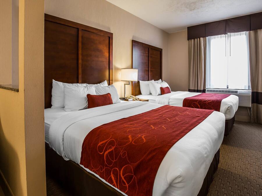 Suite (2 Queen beds and 1 Sofabed) | Caixa forta a l'habitació, escriptori i planxa i posts de planxar