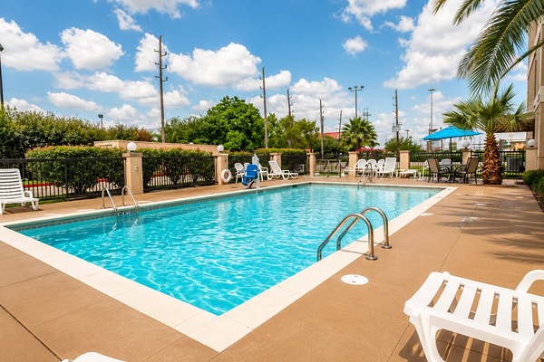 Piscine extérieure en saison