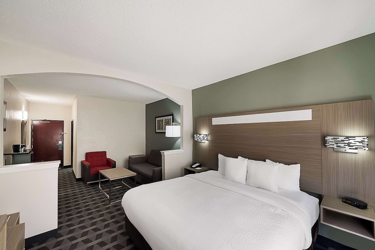 Premium bedding, pillowtop beds, desk, laptop workspace