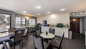 Een moderne keuken met een marmeren eiland, inbouwapparatuur en uitzicht op de stad.