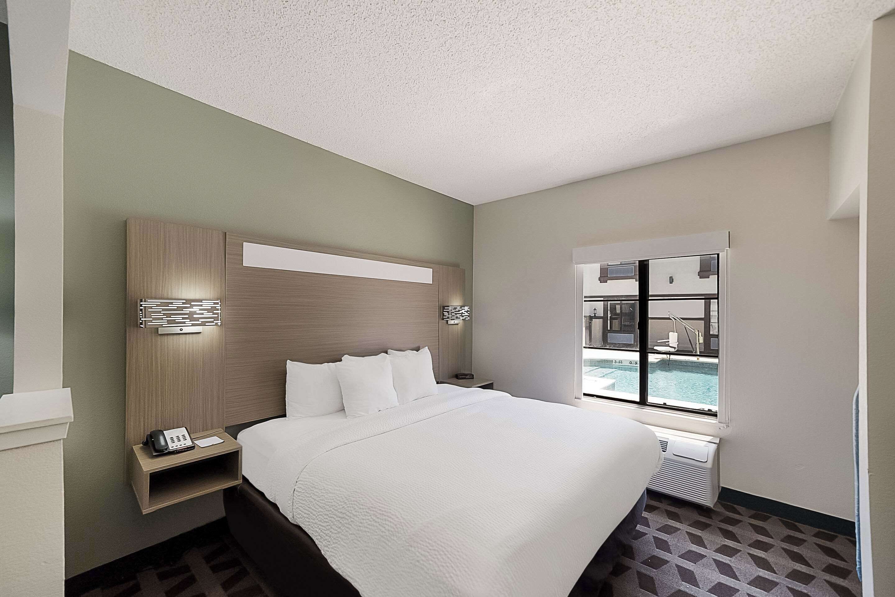 고급 침구, 필로우탑 침대, 책상, 노트북 작업 공간