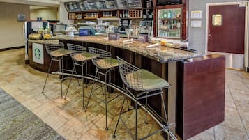 Petit déjeuner et dîner servis sur place