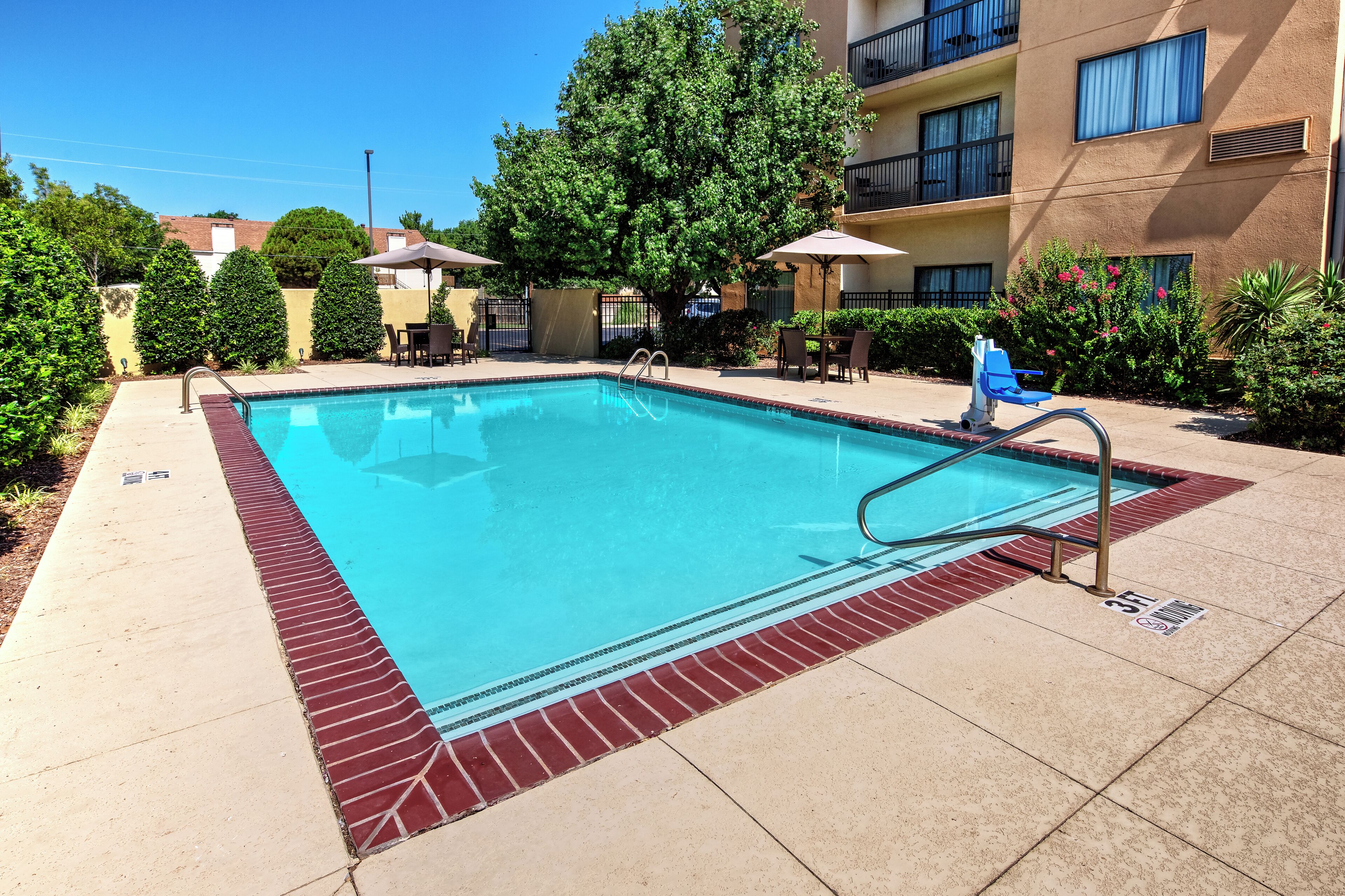 outdoor pool, open 6:00 am to 10:00 pm, pool umbrellas