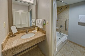 Ensemble douche/baignoire, articles de toilette gratuits, sèche-cheveux