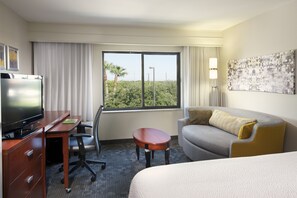 Bureau, espace de travail pour ordinateur portable, rideaux occultants