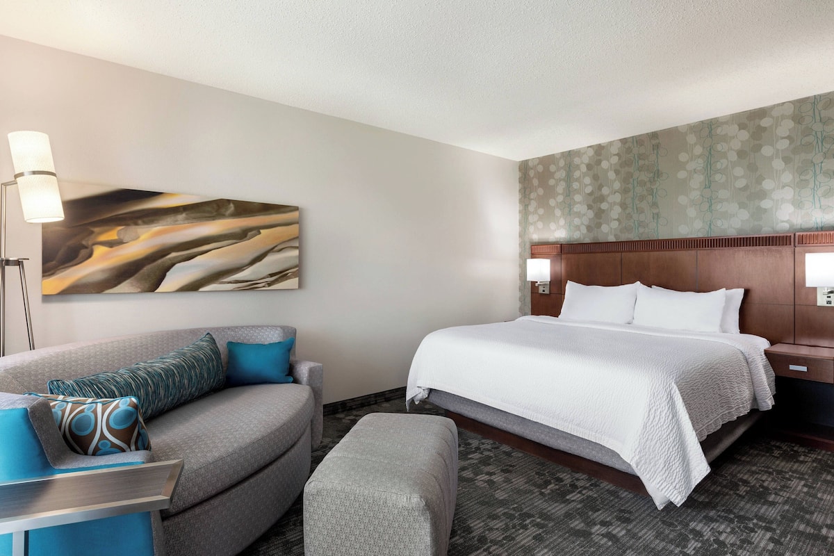Room, 1 King Bed | Premium bedding, pillowtop beds, desk, blackout drapes