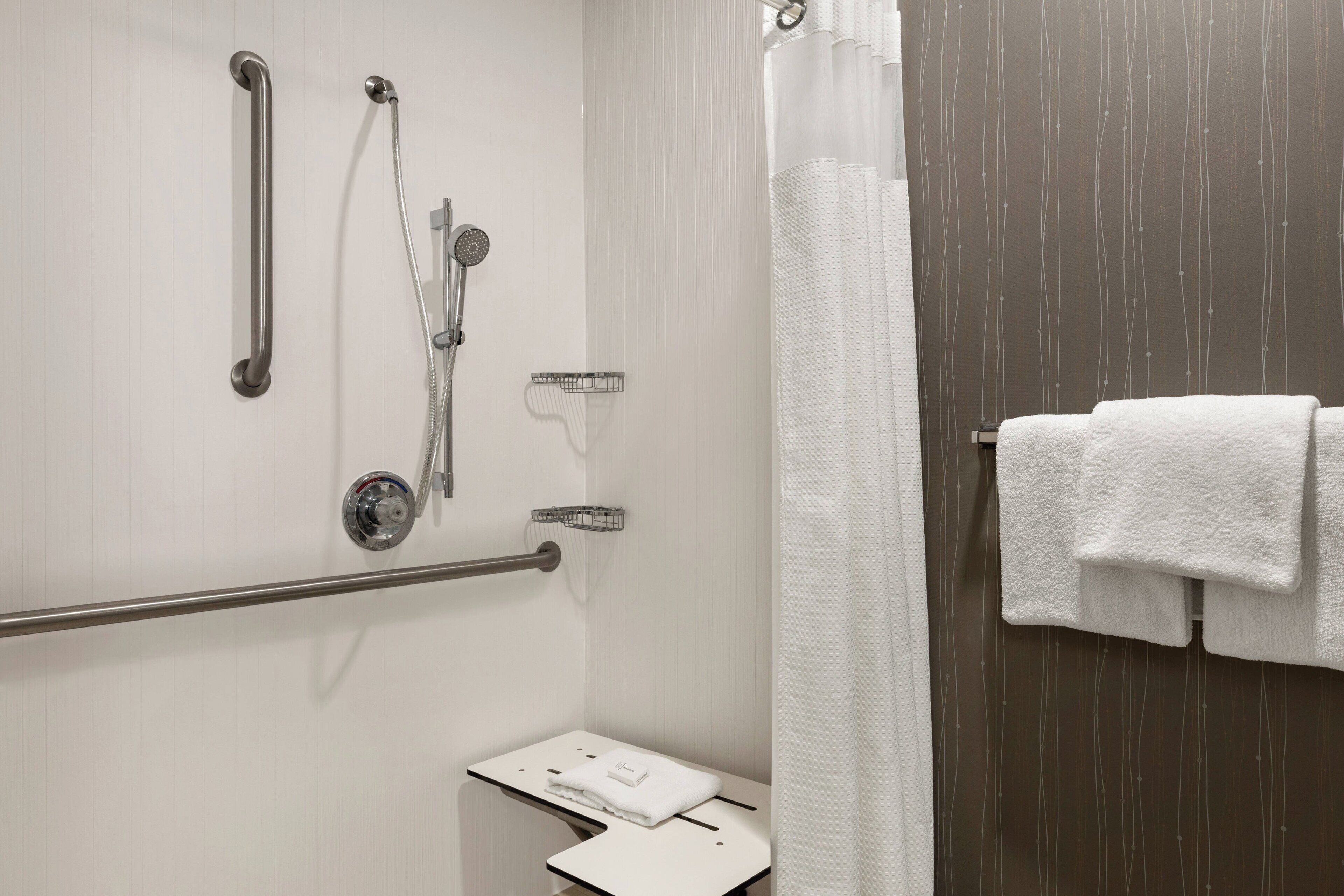 room, 1 king bed | bathroom | combined shower/bathtub, free toiletries, hair dryer, towels