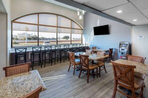 Lobby - Baymont by Wyndham McAllen/Pharr (McAllen)