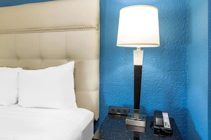 Suíte, 1 cama Queen, para não fumantes | 1 quarto, cofres nos quartos, escrivaninha