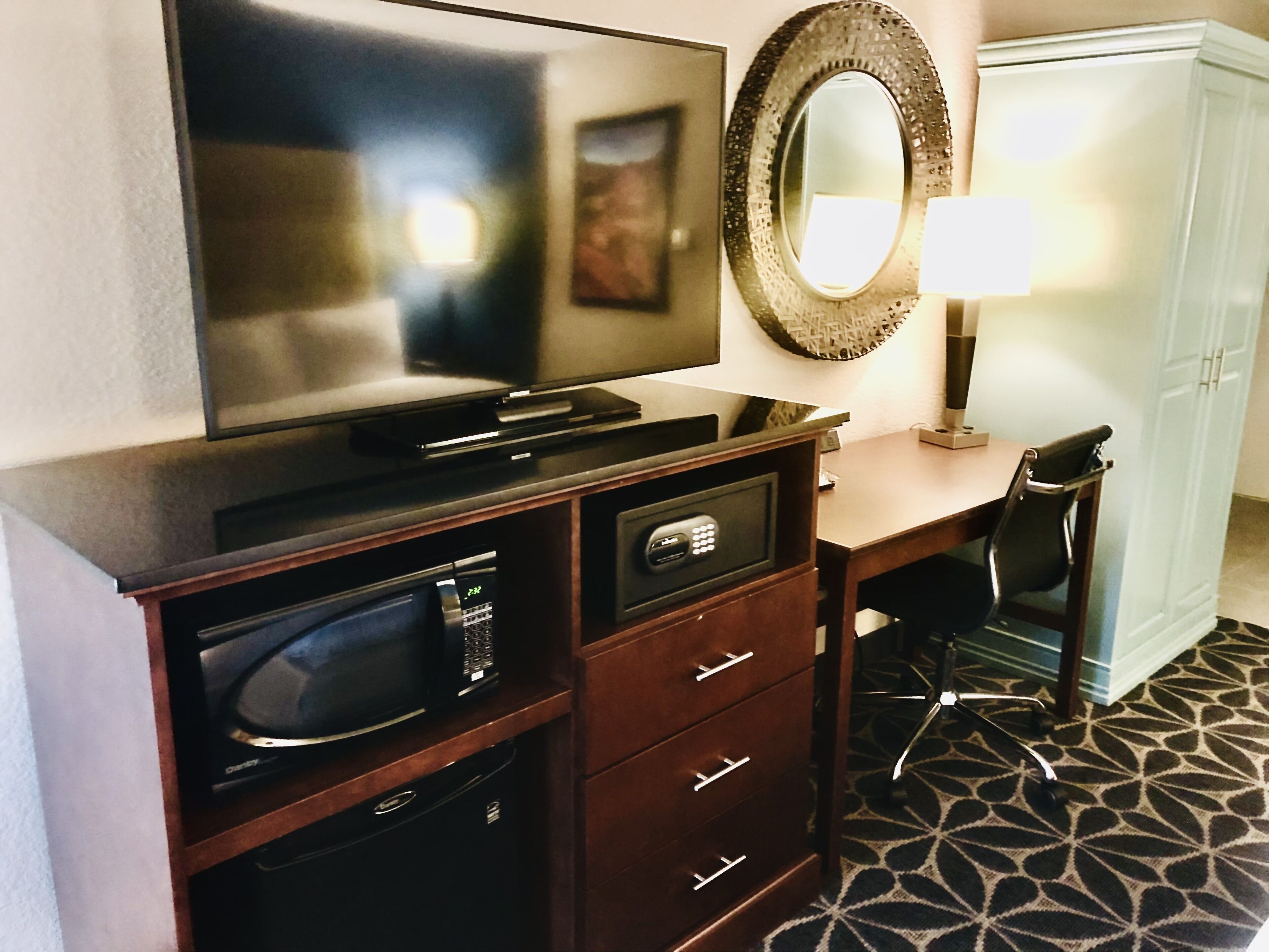 Suite, 1 Queen Bed, Non Smoking | In-room safe, desk, iron/ironing board, free cribs/infant beds