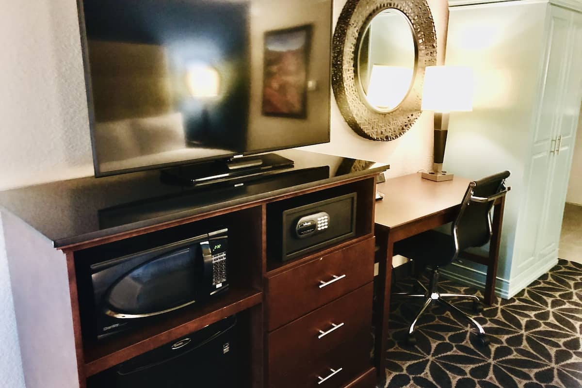 suite, 1 queen bed, non smoking | 1 bedroom, in-room safe, desk, iron/ironing board