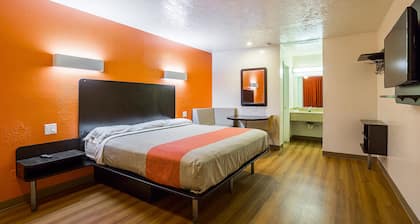Motel 6 Madisonville, TX