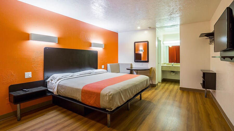 Motel 6 Madisonville, TX