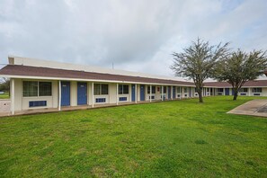Front of property - Motel 6 Madisonville, TX (Madisonville)