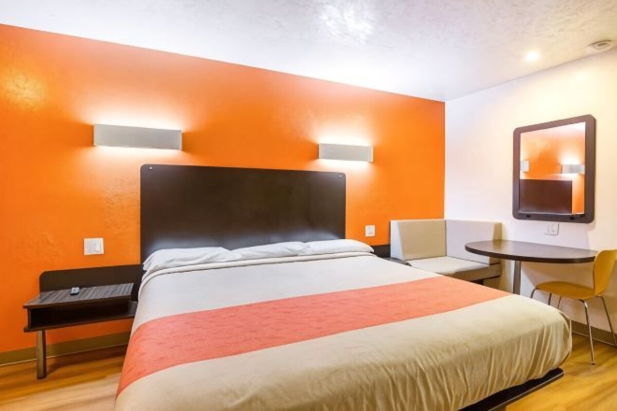 WiFi (free), bed sheets