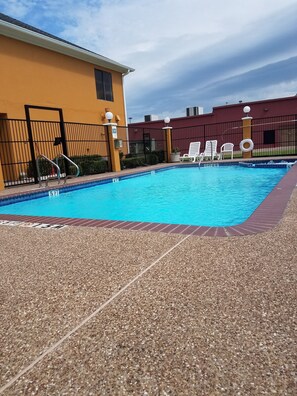 Una piscina al aire libre de temporada