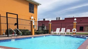 Kolam renang outdoor musiman