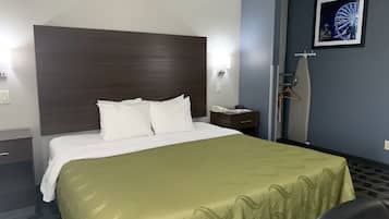 Standard Room, 1 King Bed, Non Smoking | In-room safe, blackout curtains, soundproofing, iron/ironing board