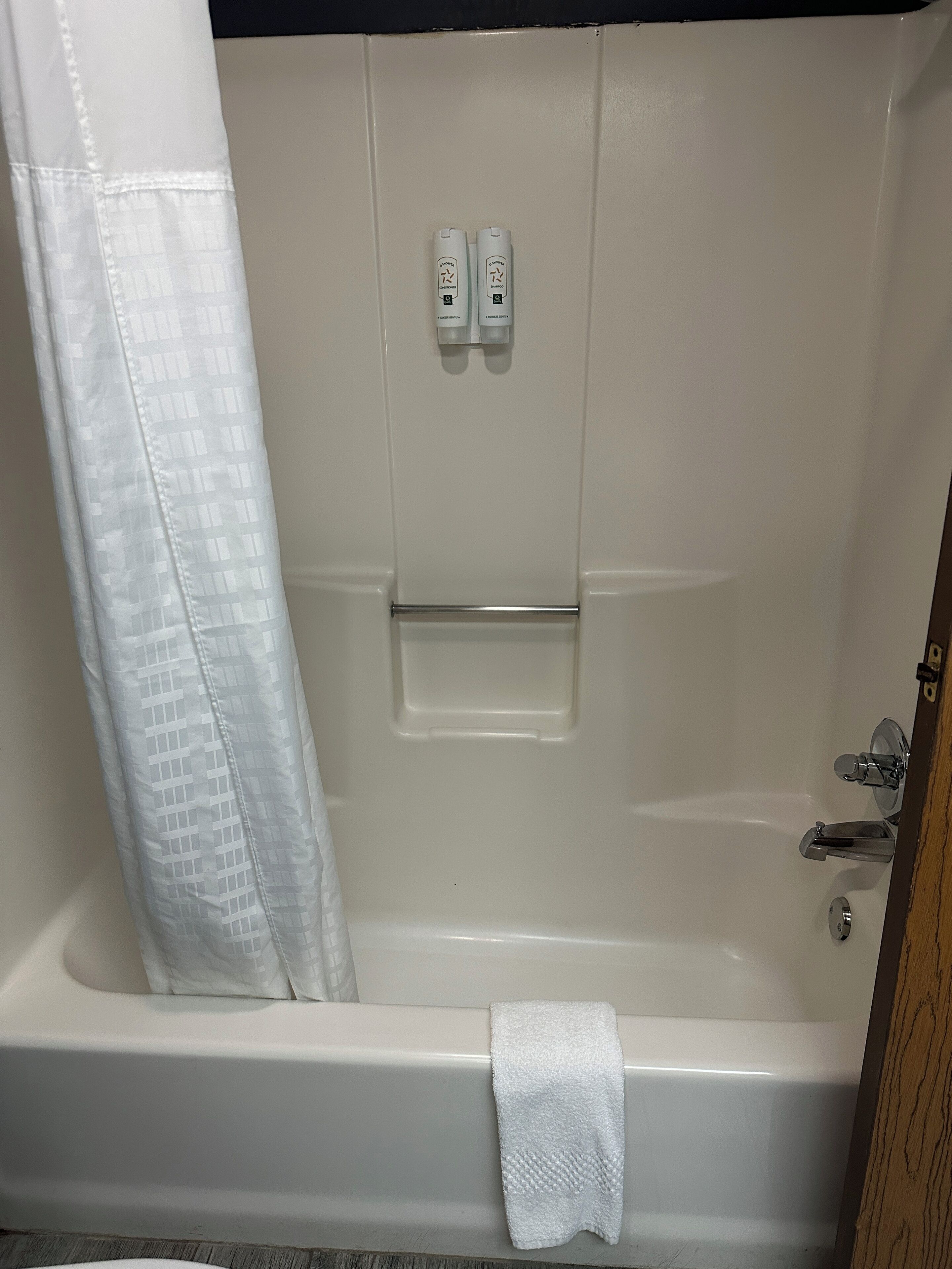 combined shower/bathtub, hydromassage showerhead, free toiletries