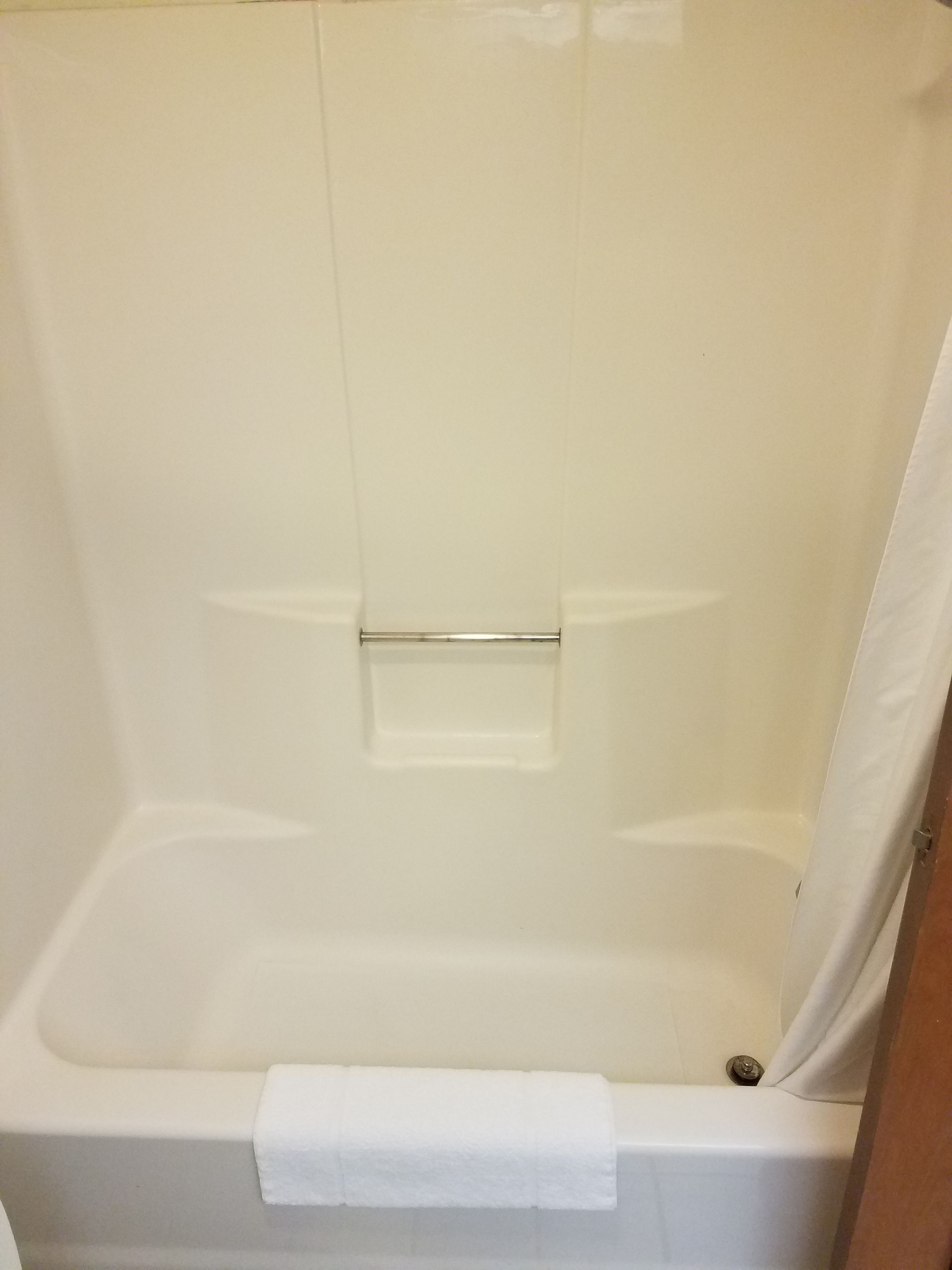 combined shower/bathtub, hydromassage showerhead, free toiletries