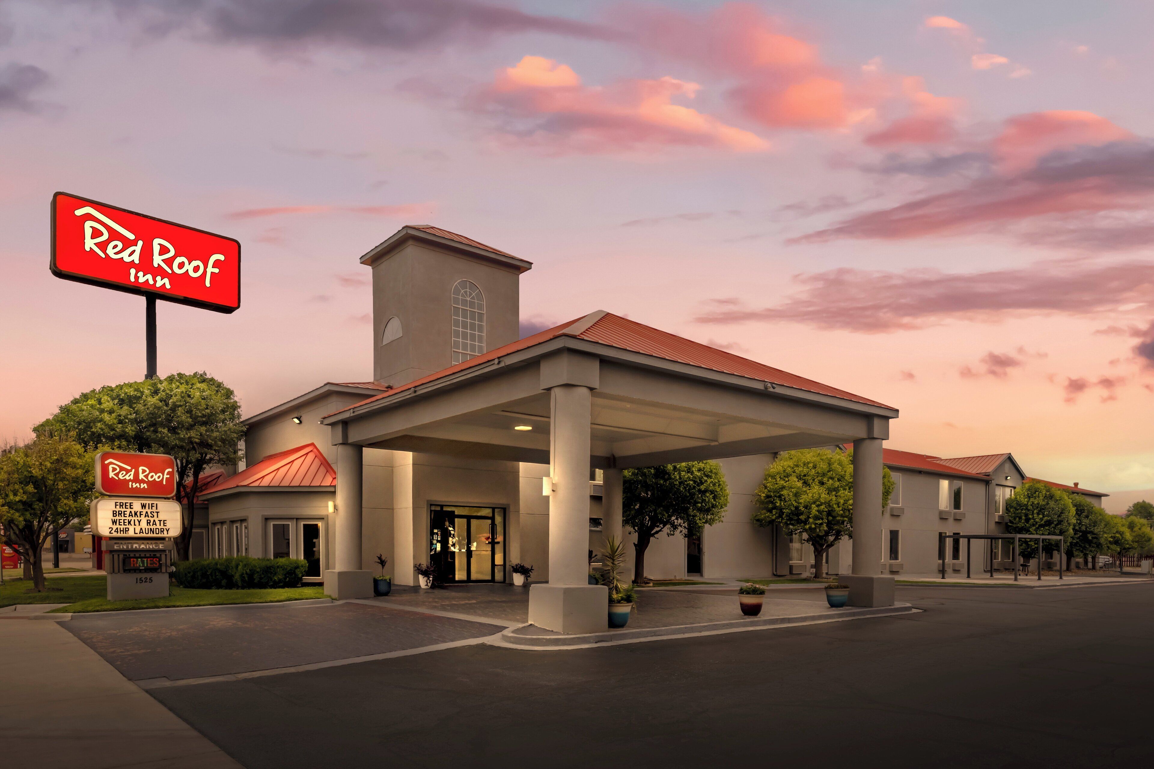 施設の正面 (日没後)