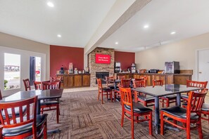 A hotel room with a dining area, a kitchen, and a sign offering free Wi-Fi. - Red Roof Inn Dumas (Dumas)