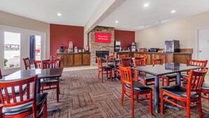 A hotel room with a dining area, a kitchen, and a sign offering free Wi-Fi. - Red Roof Inn Dumas (Dumas)