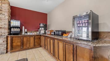Eine Küchenzeile mit Kaffeemaschine, Toaster und Kühlschrank.