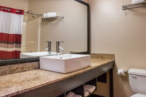 Combined shower/tub, rainfall showerhead, free toiletries, hair dryer