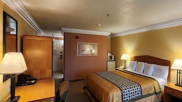 Escritorio, espacio para trabajar con laptop y cortinas blackout