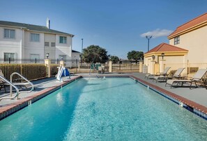 حمّام سباحة خارجي موسمي، مظلات على حمّام السباحة، مقاعد للتشمس