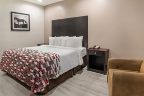 Premium bedding, desk, iron/ironing board, cots/infant beds - Red Roof Inn Terrell (Terrell)