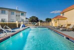Een seizoensgebonden buitenzwembad, parasols voor strand/zwembad