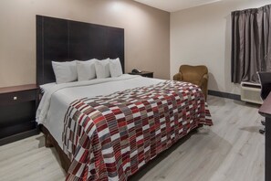 Premium bedding, desk, iron/ironing board, cots/infant beds - Spark by Hilton Terrell (Terrell)