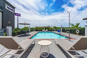 Una piscina al aire libre (de 09:00 a 21:00), sombrillas, tumbonas