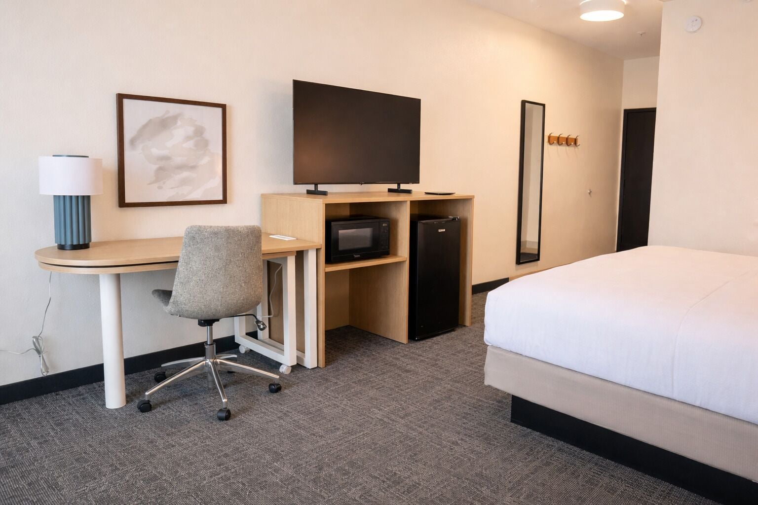 Hochwertige Bettwaren, Schreibtisch, Bügeleisen/Bügelbrett, Babybetten