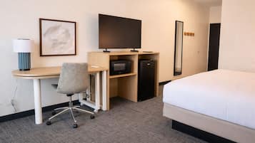 Hochwertige Bettwaren, Schreibtisch, Bügeleisen/Bügelbrett, Babybetten