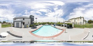 Outdoor pool, open 9:00 AM to 9:00 PM, pool umbrellas, pool loungers - Spark by Hilton Terrell (Terrell)