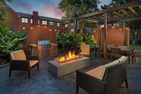 BBQ/picnic Area. Residence Inn by Marriott Dallas Addison/Quorum Drive