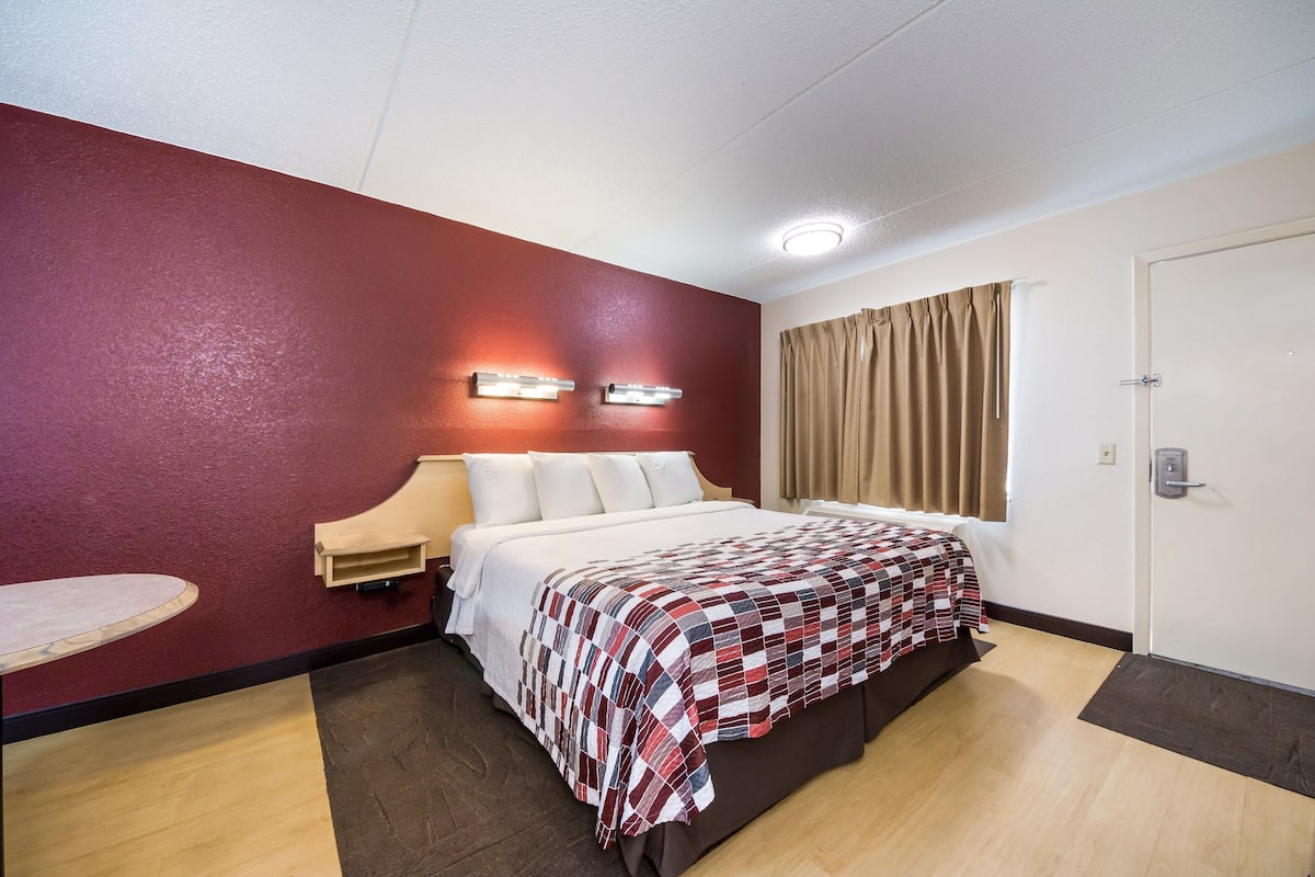 Superior Room, 1 King Bed (Smoke Free) | Desk, blackout drapes, free WiFi, bed sheets