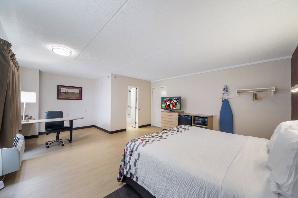 Superior Room, 1 King Bed (Larger, Smoke Free) | Desk, blackout drapes, WiFi (free), bed sheets