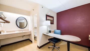 Escritorio, cortinas blackout, wifi gratis y ropa de cama