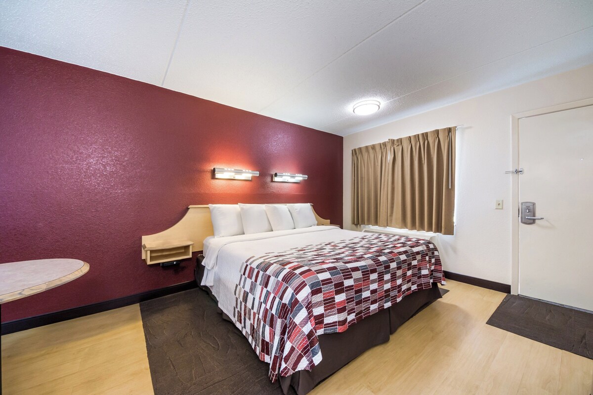 Superior Room, 1 King Bed (Smoke Free) | Desk, blackout drapes, WiFi (free), bed sheets