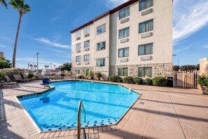 Outdoor pool, pool umbrellas, sun loungers - Red Roof Inn Laredo (Laredo)