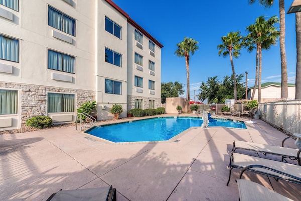 Utendørsbasseng, bassengparasoller og solsenger