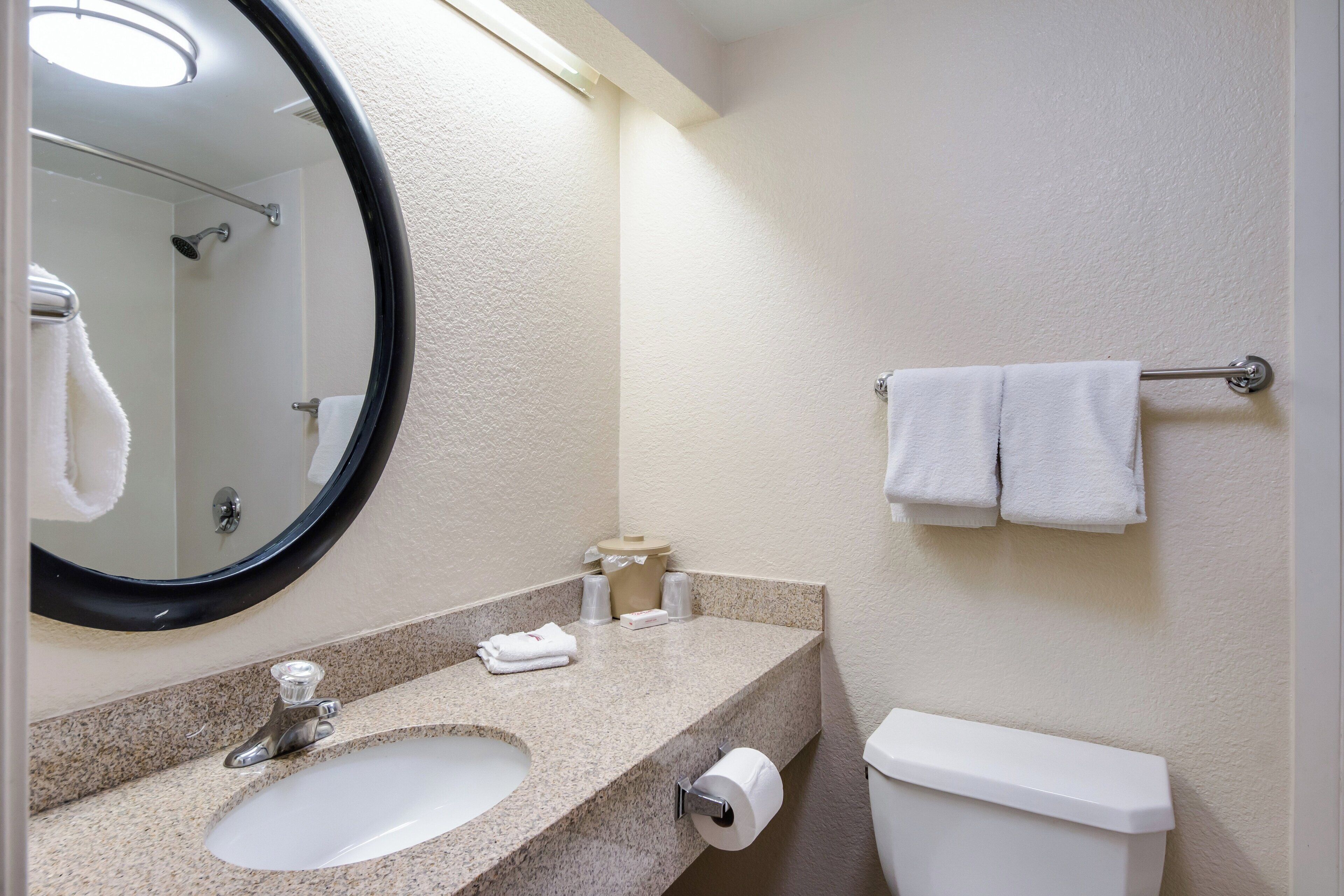 Habitación estándar, 1 cama King size, con acceso para personas discapacitadas (Smoke Free) | Baño | Tina con regadera y toallas 